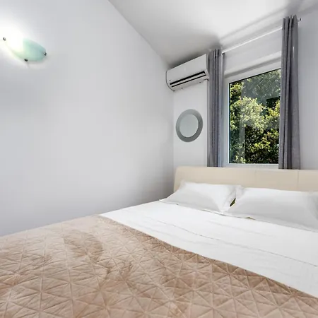 Daire Sea Breeze Makarska-3br, Sea View & Prime Location Makarska