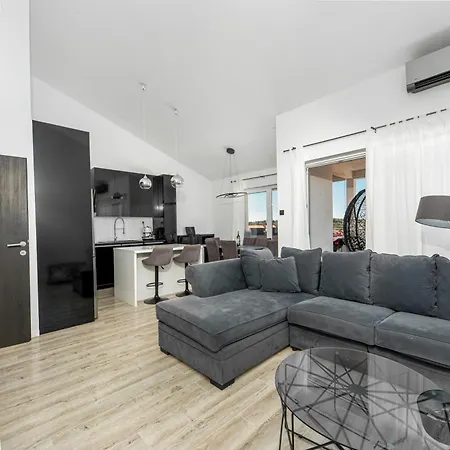 Daire Sea Breeze Makarska-3br, Sea View & Prime Location *