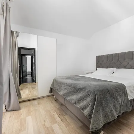 Sea Breeze Makarska-3br, Sea View & Prime Location * Makarska