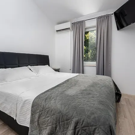 Sea Breeze Makarska-3br, Sea View & Prime Location Daire Makarska